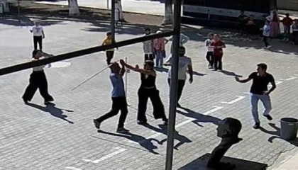 Kız kardeşinin okumasını istemeyip 5 öğretmene saldıran ağabeye 8 yıl 6 ay hapis cezası