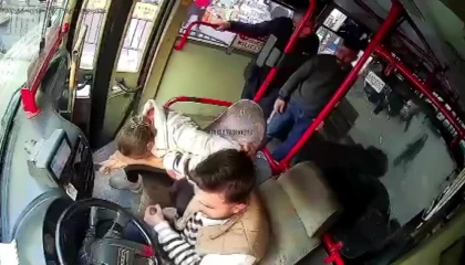 Kocasını önce ısırdı, sonra bıçakladı, yaşananlar kameraya yansıdı