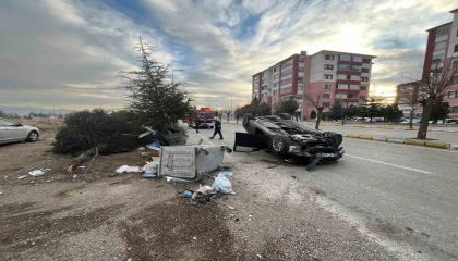 Kontrolden çıkan lüks otomobil ağaca çarpıp ters döndü: 1 yaralı