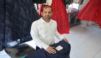 Kuru temizlemeci yıkadığı ceketin cebinden desteyle para buldu