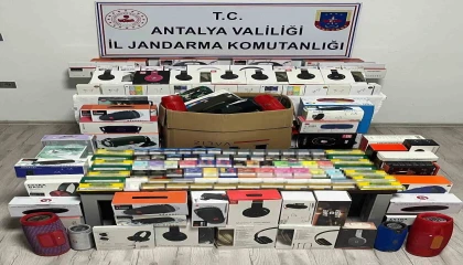 Manavgatta işyerinde kaçak eşya ve tütün malzemeleri ele geçirildi