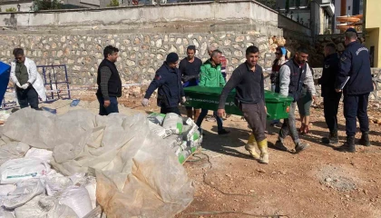Mersinde 8. kattan düşen işçi hayatını kaybetti