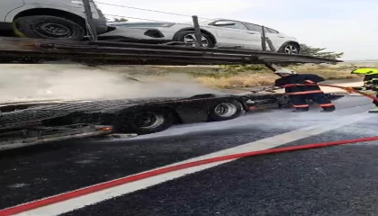 Mersinde araç taşıma römorkunda yangın