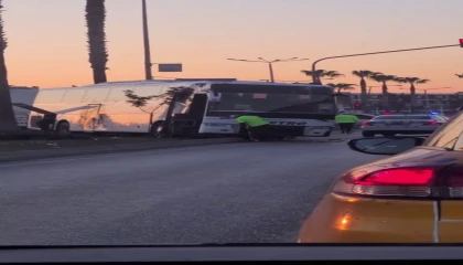 Metro Turizm yolcu otobüsü otomobil ile çarpışıp refüje çıktı