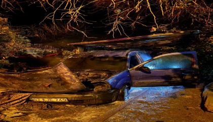 Motor bölümünde yangın çıkan otomobil kullanılamaz hale geldi