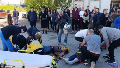 Motosiklet ile otomobil çarpıştı, 2 genç kız ağır yaralandı