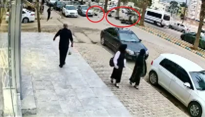 Motosiklet sürücüsü yayaya çarptı: O anlar kamerada