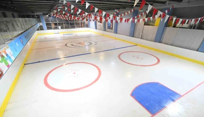 Muratpaşa Belediyesinin doğal buz pisti yeniden hizmete açılıyor