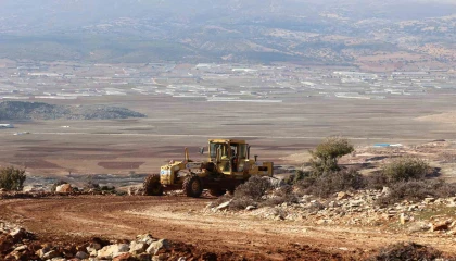 Müren yayla yolunda dev kayalar parçalanarak yol genişletiliyor