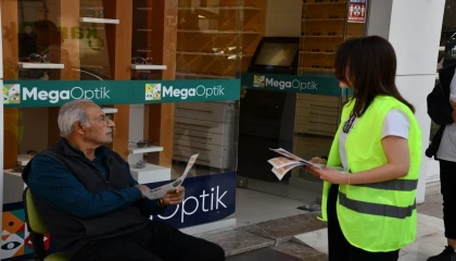 Öğrenciler dağıttıkları broşürlerle sigara izmariti kirliliğine dikkat çekti