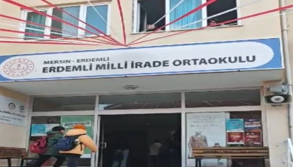 Öğrenciler okulda Ferdi Tayfur şarkısıyla karşılandı