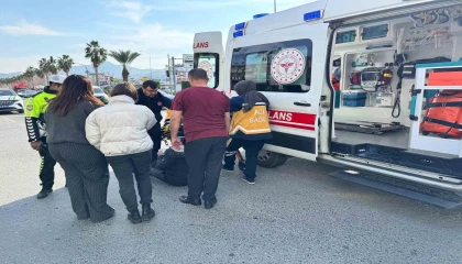 Okul servis aracıyla motosiklet çarpıştı: 1 yaralı