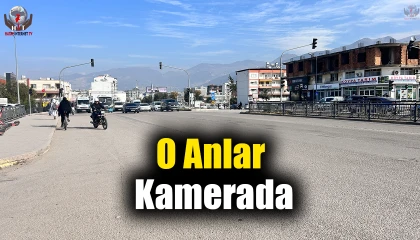 Otomobil, altına aldığı motosiklet sürücüsünü ezdi: O anlar kamerada
