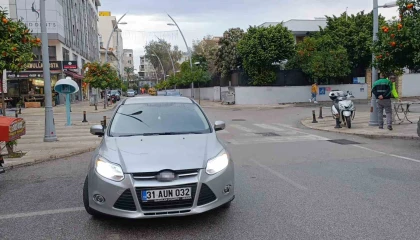 Otomobille çarpışan motosikletli yaralandı