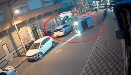 Park halindeki otomobile çarpıp takla attı: O anlar kamerada
