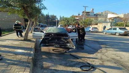 Seyir halindeki otomobil alev aldı