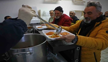 Sokakta kalan evsizleri Büyükşehir kucakladı
