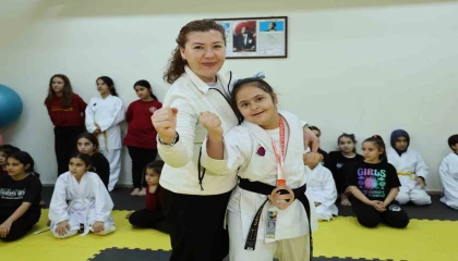 Sosyalleşsin diye ailesinin karateye yönlendirdiği down sendromlu Reyyan şampiyon oldu