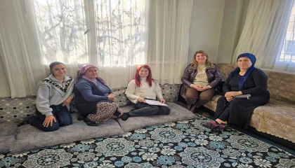 Tarsus Belediyesi, kadınların taleplerini evlerinde dinliyor