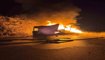 Tekstil ürünü yüklü tır alev aldı
