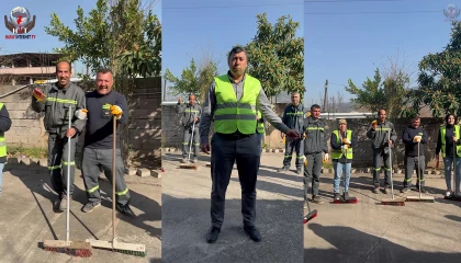 Temizlik işçileri ellerinde süpürgeleriyle sosyal medya akımına ayak uydurdu