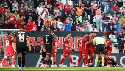 Trendyol Süper Lig: Antalyaspor: 0 - Beşiktaş: 0 (İlk yarı)