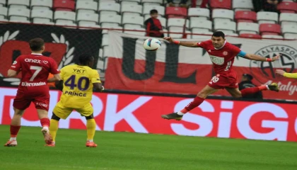 Trendyol Süper Lig: Antalyaspor: 0 - Eyüpspor: 3 (İlk yarı)