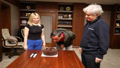 Türkiyenin ilk yüz nakilli hastası Uğur Acar, 13üncü yılını pasta keserek kutladı