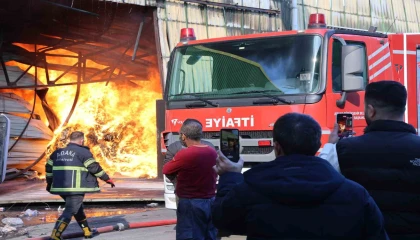 Yangında canlarını hiçe sayıp, sosyal medyadan yayın yaptılar