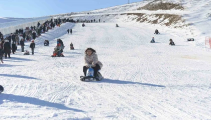 Yedikuyular Kayak Merkezi, hafta sonu 15 bin ziyaretçiyi ağırladı