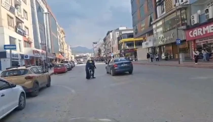 Yolun karşısına geçmek isteyen yaşlı kadına polis yardım etti