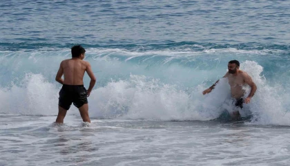Yüksek kesimlerinde kar etkili olan Antalyanın sahilinde deniz keyfi