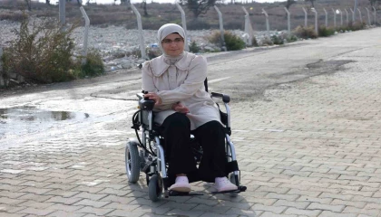 36 saat enkaz altında kalarak yaşama tutunan Türkanın hayatı hediye edilen tekerlekli sandalyeyle kolaylaştı