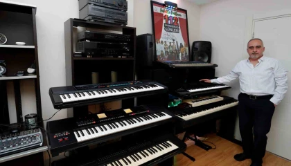 40 yıllık müzik aşkını, nostaljik müzik klavyeleri ile taçlandırdı
