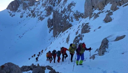 6 Şubat deprem şehitleri anısına Berit Dağına tırmanış