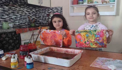 6 yaşında Ebru sanatına başladı