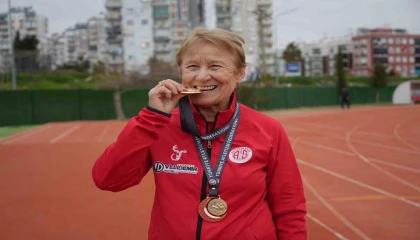 82 yaşında pistlerin tozunu atıyor