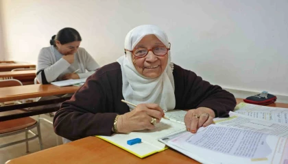 84 yaşındaki Ayşe Nine okuma yazmayı, Afrikalı Cisse Türkçeyi ATASEMde öğreniyor