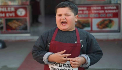 9 yaşındaki Adem, kendine has ‘Kebaba gel, ciğere gel değişiyle ilgi odağı oldu