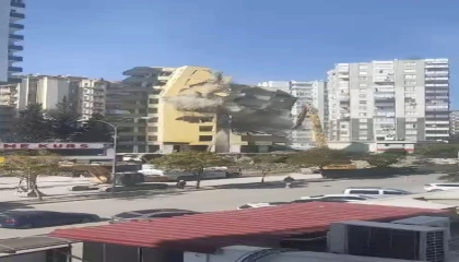 Adanada ağır hasarlı bina kontrollü yıkıldı