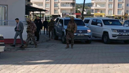 Adanada balkondan ateş edip kendini eve kilitleyen polisi emniyet müdürü ikna etti