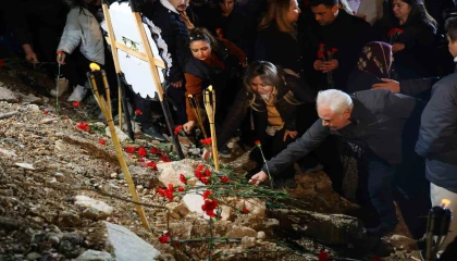 Adanada depremde hayatını kaybedenler gözyaşlarıyla anıldı