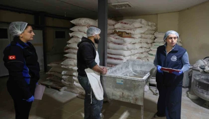 Adanada zabıtadan şok denetim: Hijyene uymayan fırına ceza