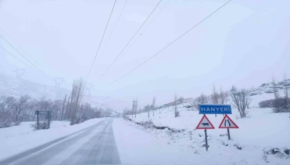 Adananın yüksek kesimlerinde kar yağışı etki oluyor