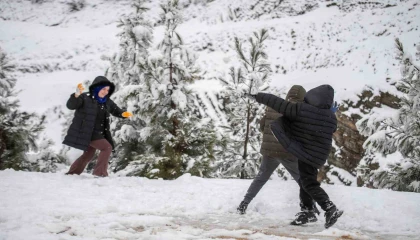 Adananın yüksek kesimlerine kar yağdı, çocuklar doyasıya eğlendi