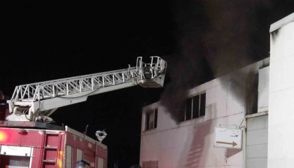 Akaryakıt istasyonu yanında bulunan metruk binada çıkan yangın korkuttu