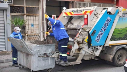Akdenizde çöp konteynerleri yıkanıyor