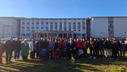 Aksuda öğrenciler zeytin fidanı dikti