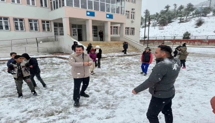 Aladağda kar yağışı nedeniyle eğitime bir gün ara verildi