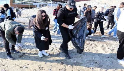 Alanyada gençlerden sahil temizliği